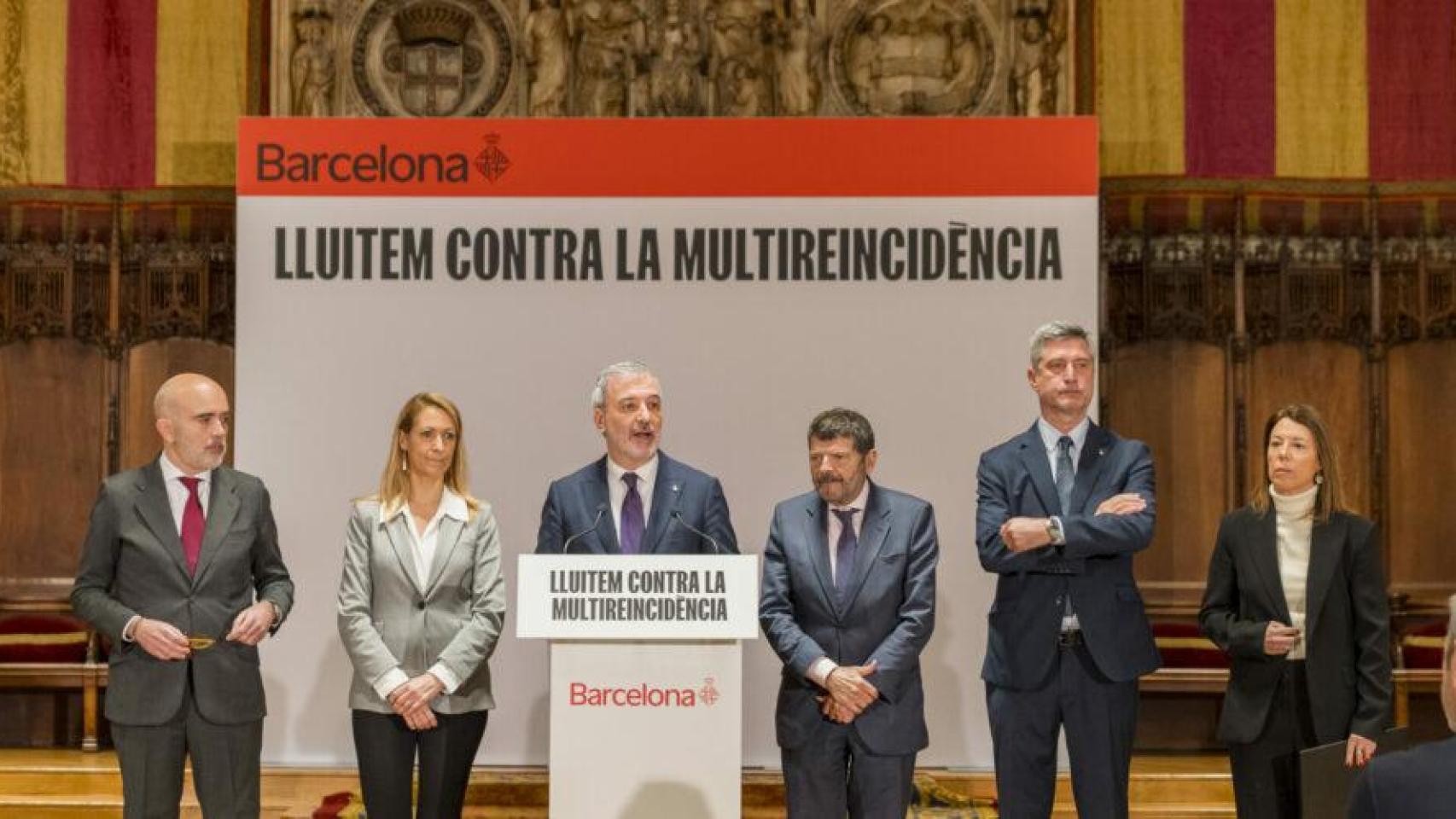 Daniel Sirera (PP), Maria Eugènia Gay (PSC), Jaume Collboni (PSC), Albert Batlle (PSC) y Jordi Martí Galbis (Junts) en un acto de celebración por la aprobación de la ley contra la multirreincidencia