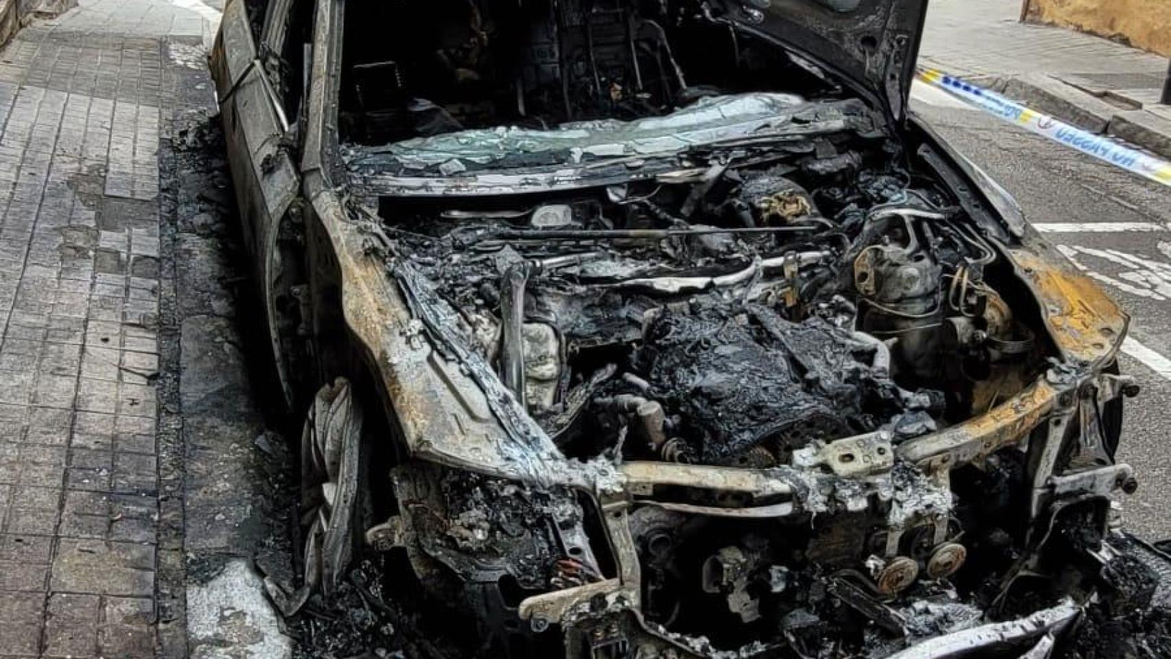 Coche calcinado por el incendio del Carmel