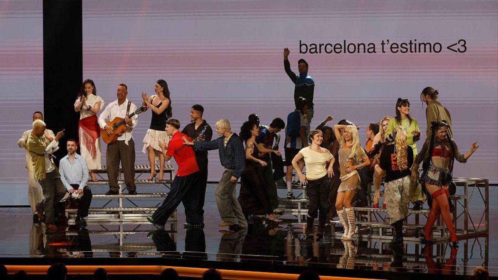 Actuación de Arrels de Gracia junto a Bad Gyal