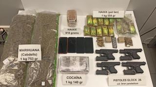 Golpe al narcotráfico: detenido un hombre en La Mina con tres kilos de estupefacientes y armas de fuego