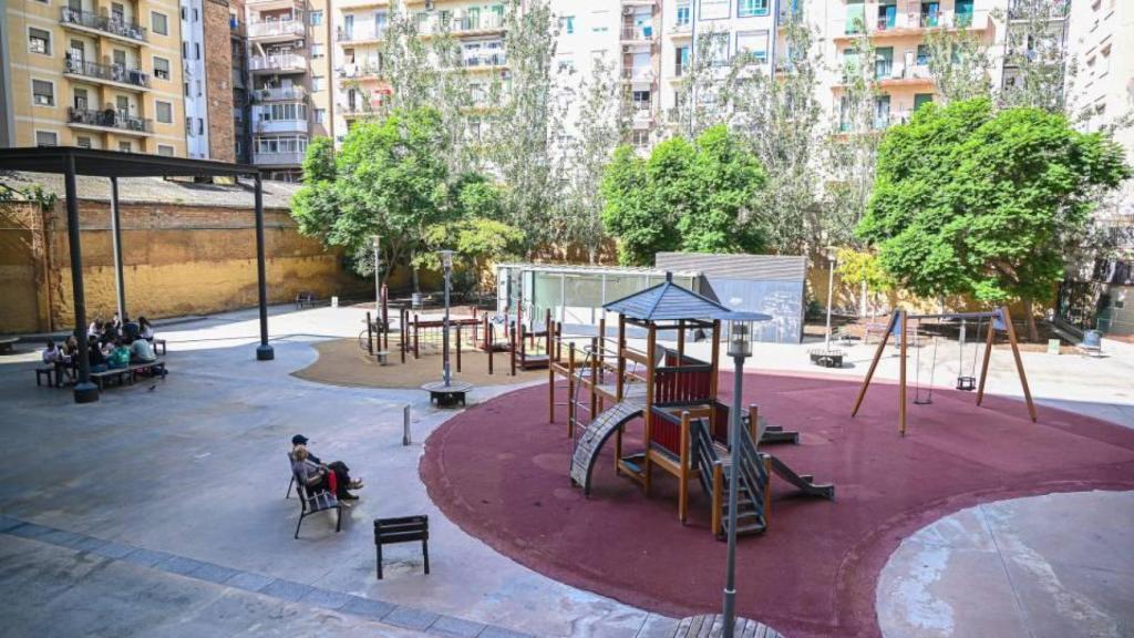 Interior de la plaça Jardí Beatriu Pinós-Milany