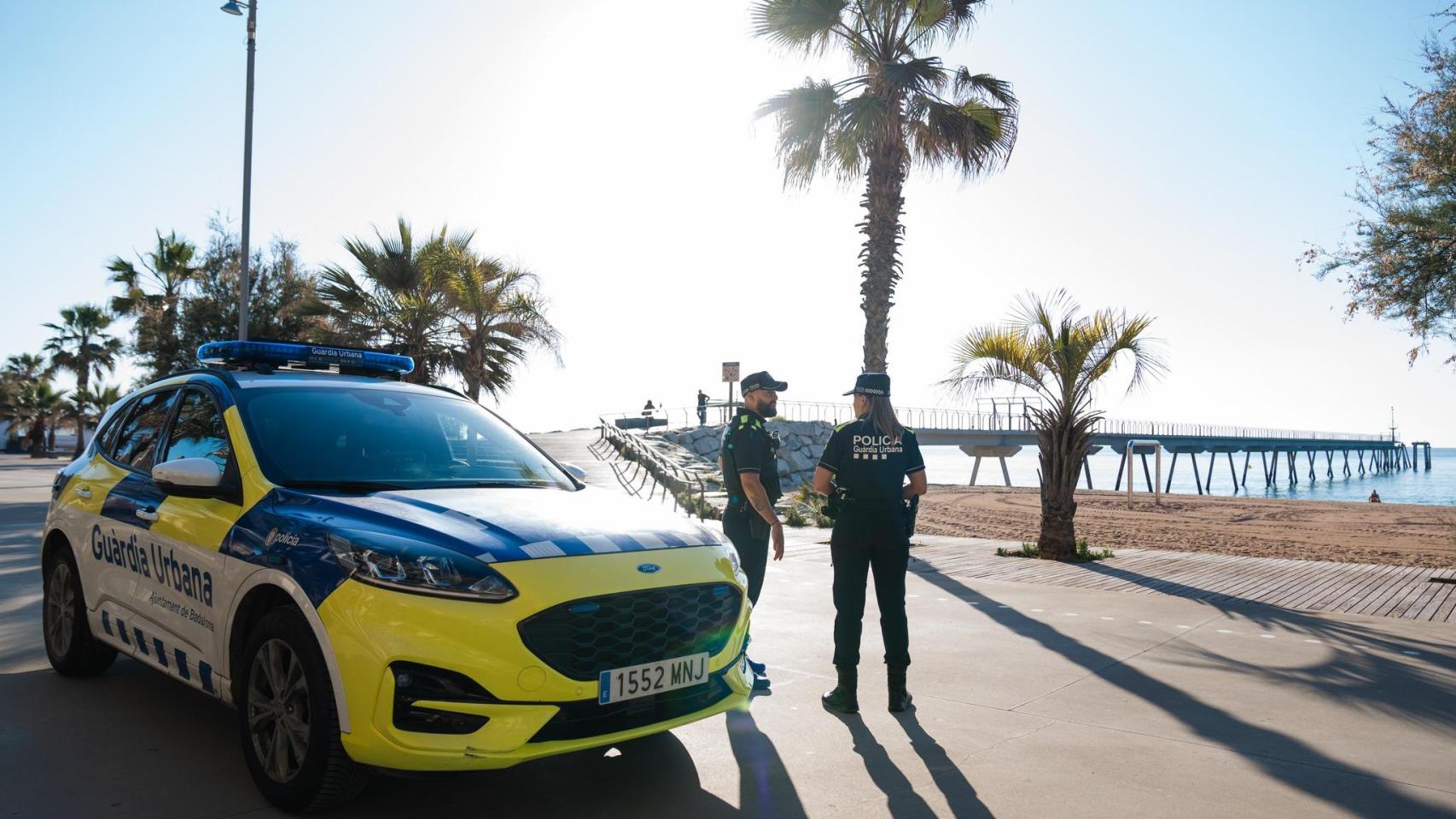 Agentes de la Guardia Urbana junto al Pont del Petroli de Badalona