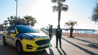 Agentes de la Guardia Urbana junto al Pont del Petroli de Badalona