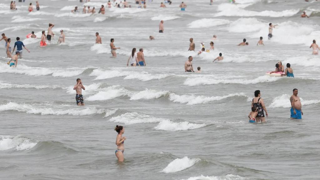 Imatge d’arxiu de banyistes en una platja de Barcelona