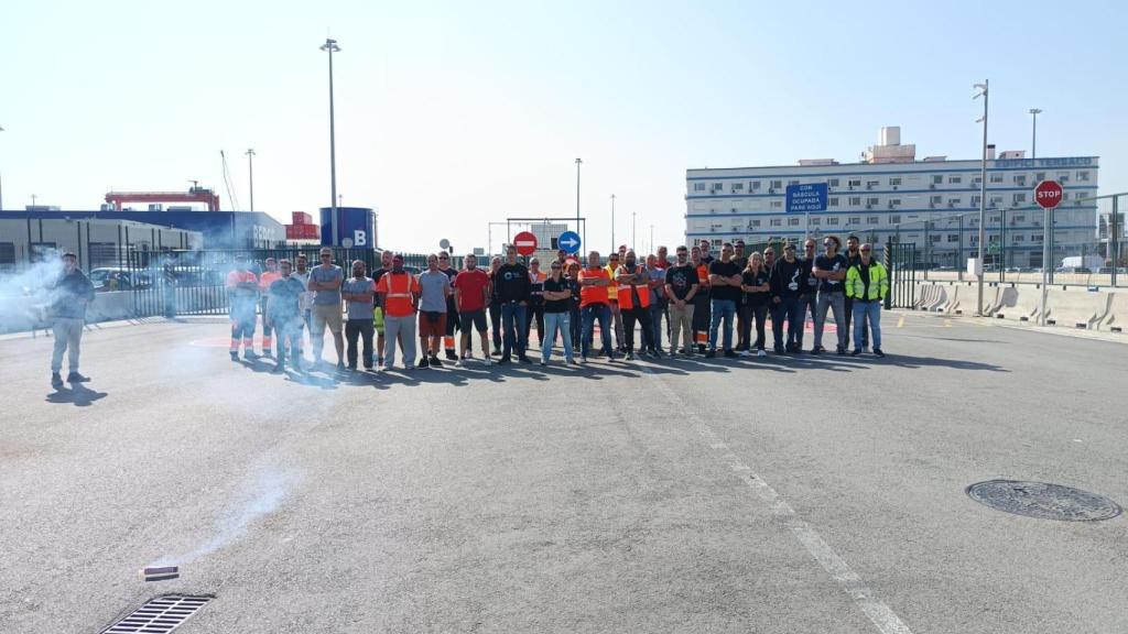 Treballadors de la Terminal Port Nou concentrats