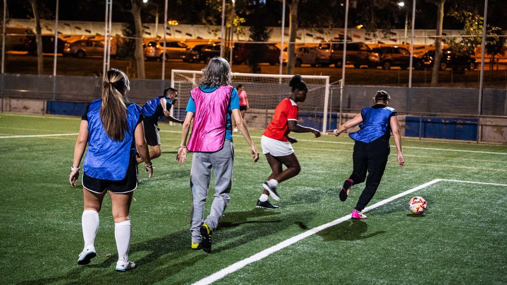 Jovenes migrantes durante un entrenamiento de Street Soccer en Barcelona