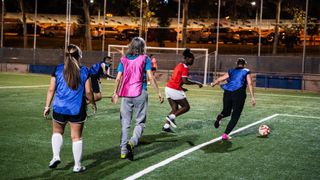 “Juguem per créixer, juguem per pertànyer”: el futbol com a refugi i comunitat per a dones migrants a Barcelona