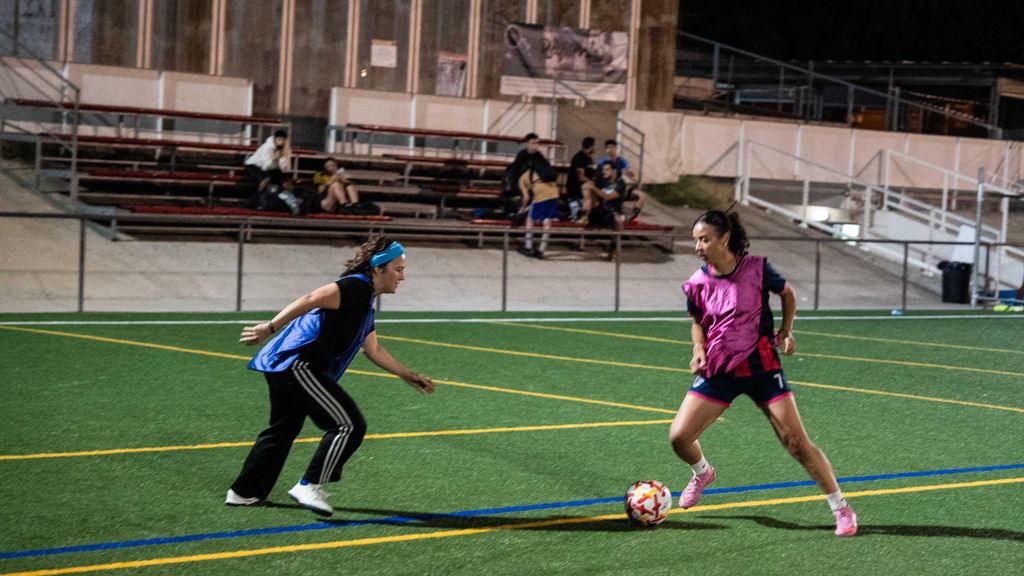 Dues jugadores durant un entrenament de 'Street Soccer'