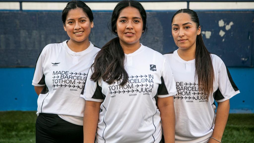 Jugadores de Street Soccer posant durant un entrenament a Barcelona