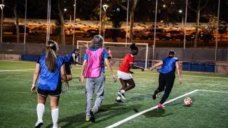 “Jugamos para crecer, jugamos para pertenecer”: el fútbol como refugio y comunidad para mujeres migrantes en Barcelona
