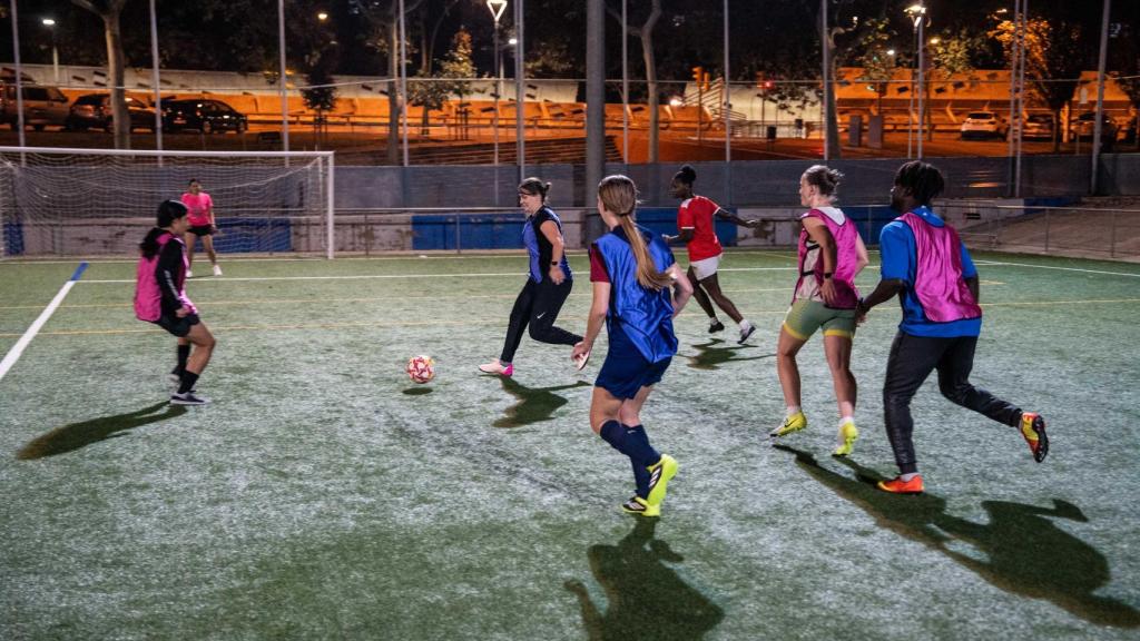 Jugadoras de Street Soccer durante un entrenamiento en Barcelona