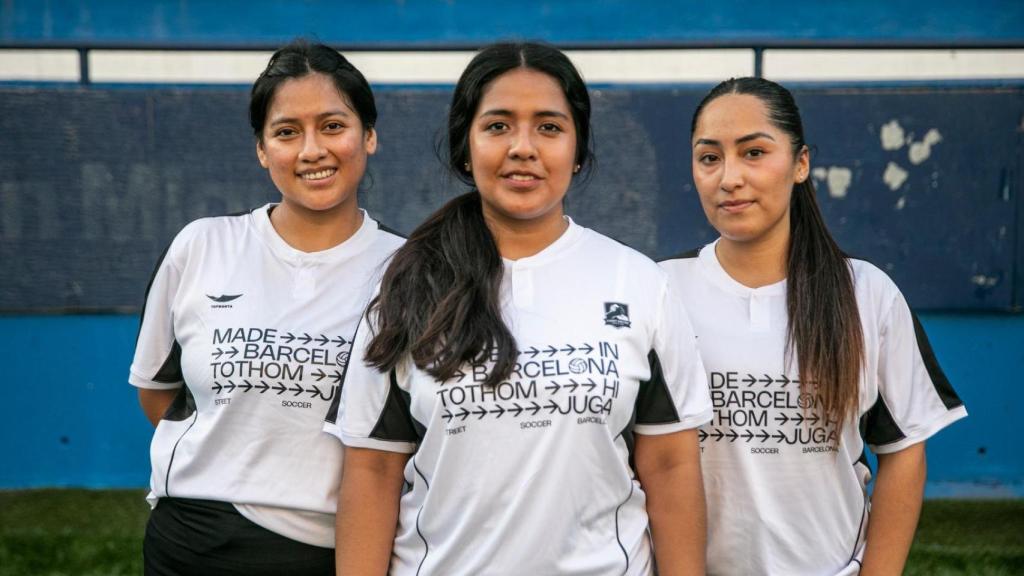 Jugadoras de Street Soccer posando durante un entrenamiento en Barcelona