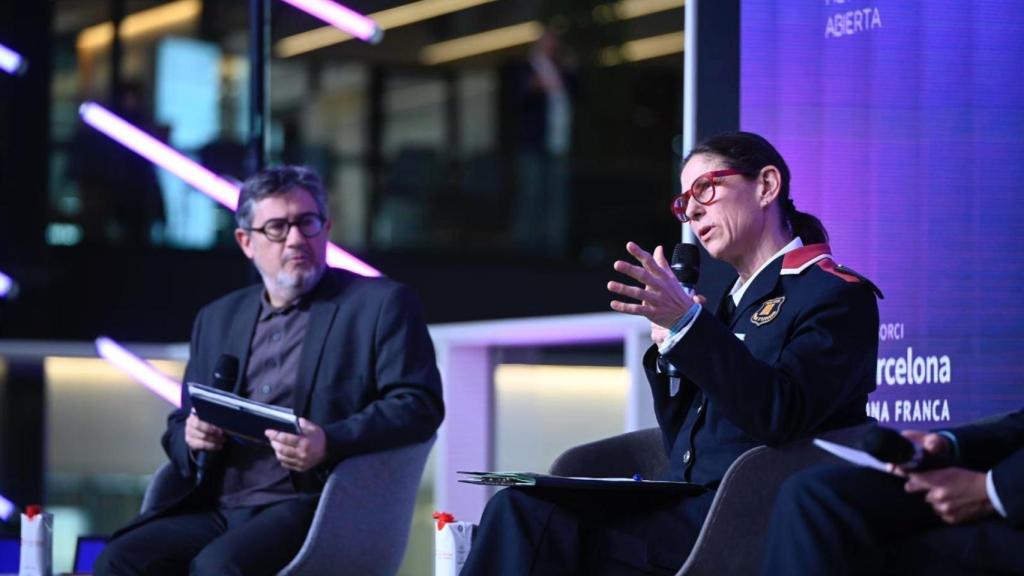 Manel Manchón y Ruth Giralt (Mossos), en el debate en la BWAW