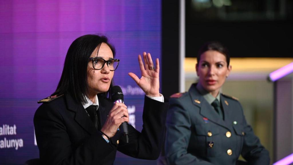 Noelia López (Guardia Urbana de Barcelona) y Marta Fresnedoso (Guardia Civil)