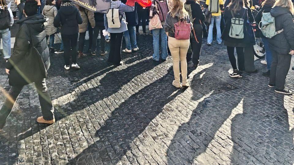 Manifestación de los servicios sociales de Barcelona frente al Ayuntamiento