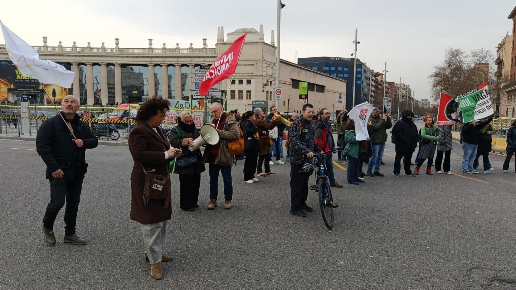 Manifestación de los trabajadores de Servicios Sociales en la plaza de Espanya