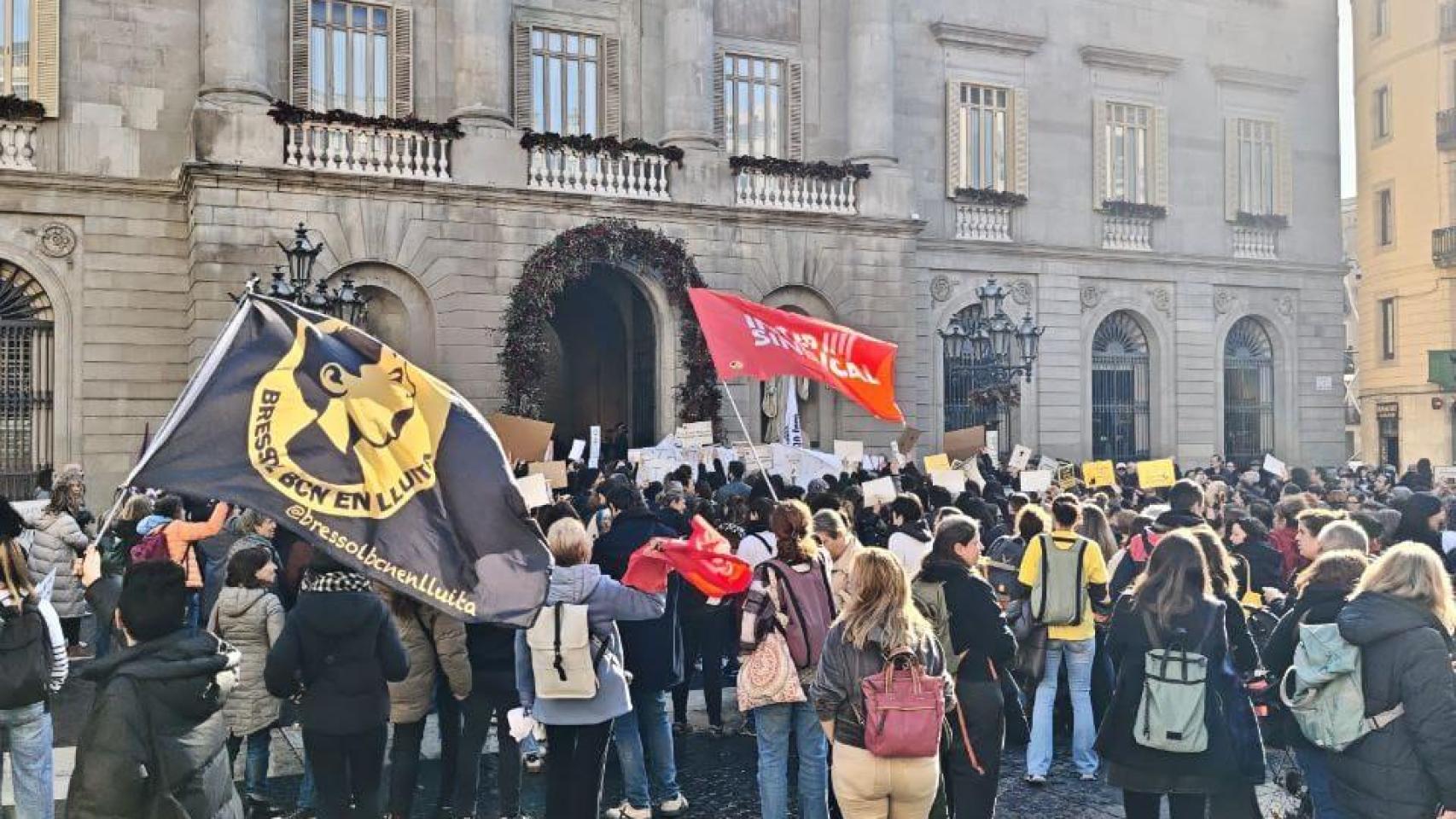 Manifestación de los servicios sociales de Barcelona frente al Ayuntamiento