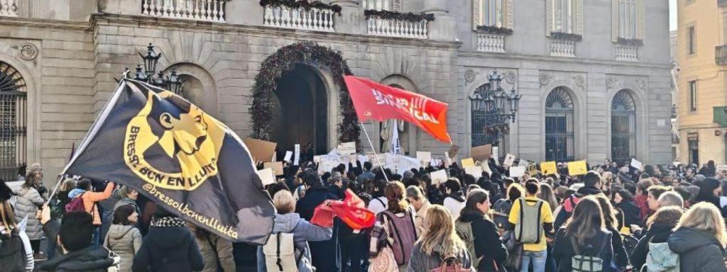 Manifestación de los servicios sociales de Barcelona frente al Ayuntamiento