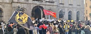 Manifestación de los servicios sociales de Barcelona frente al Ayuntamiento