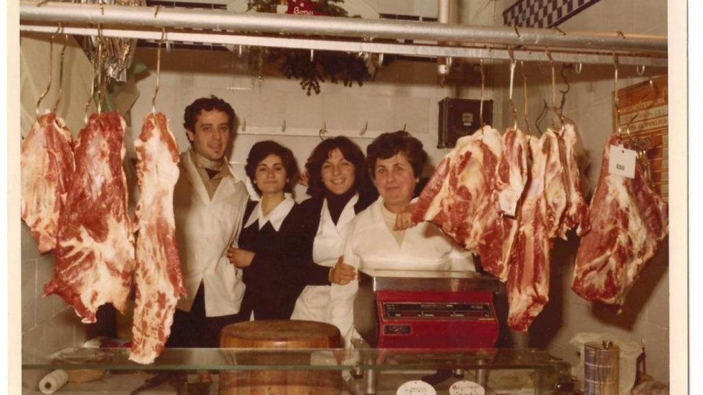 Fotografia del 1980 de la família Fibla a la seva carnisseria