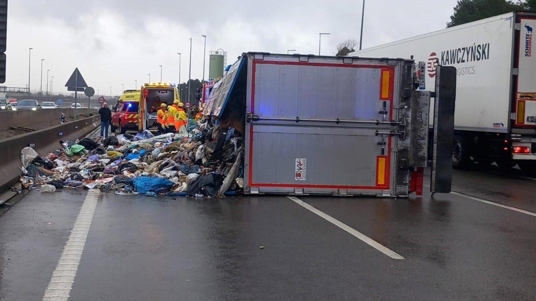 Un camión de basura vuelca en la AP-7 a la altura de Cerdanyola (Barcelona) en sentido Girona
