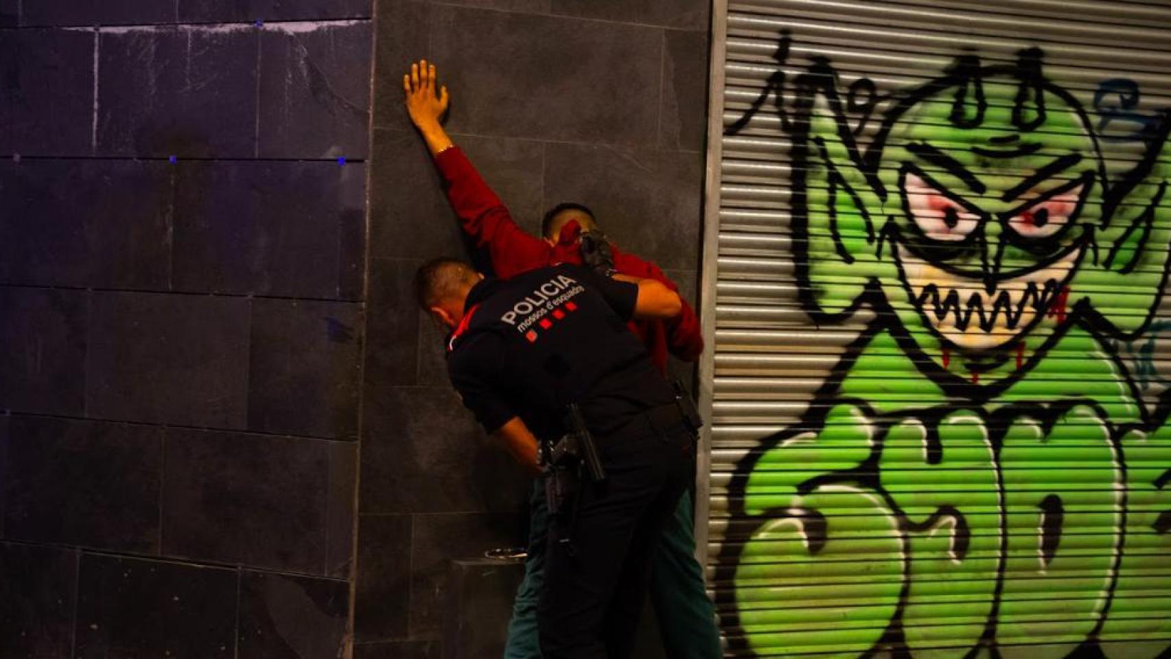 Imagen de archivo de una detención por parte de mossos en Barcelona