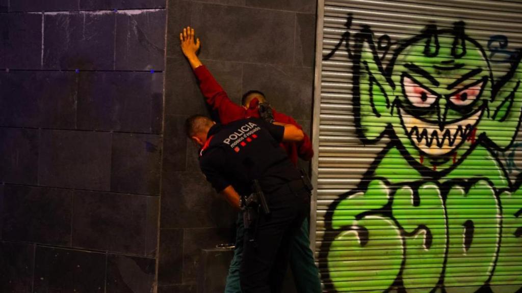 Imagen de archivo de una detención por parte de mossos en Barcelona