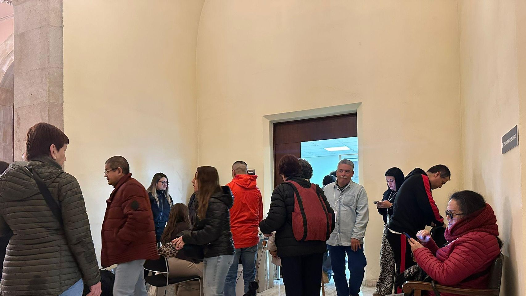 Colombianos votan en Barcelona para las elecciones al congreso