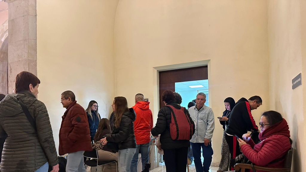 Colombianos votan en Barcelona para las elecciones al congreso