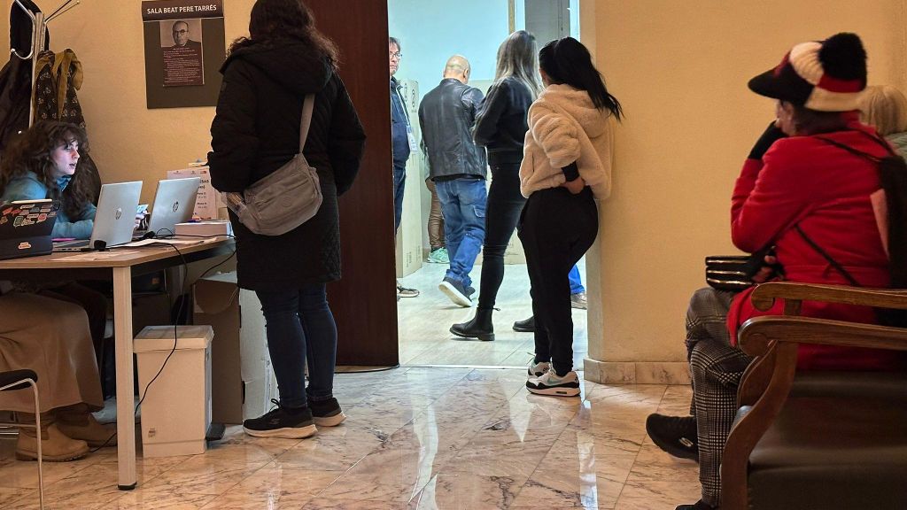 Ciutadans colombians votant a Barcelona per a les eleccions al congrés