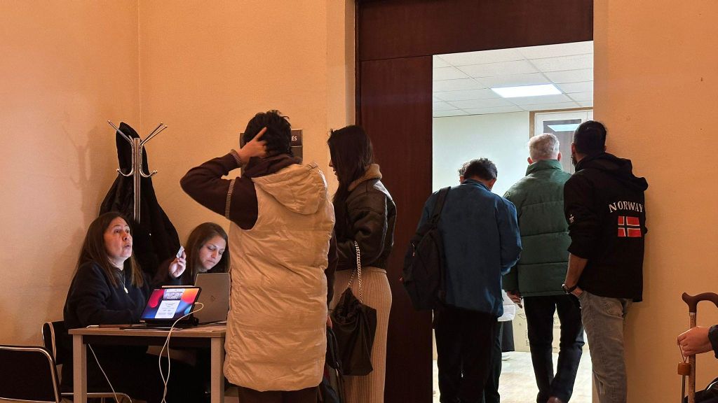 Ciutadans colombians votant a Barcelona per a les eleccions al congrés