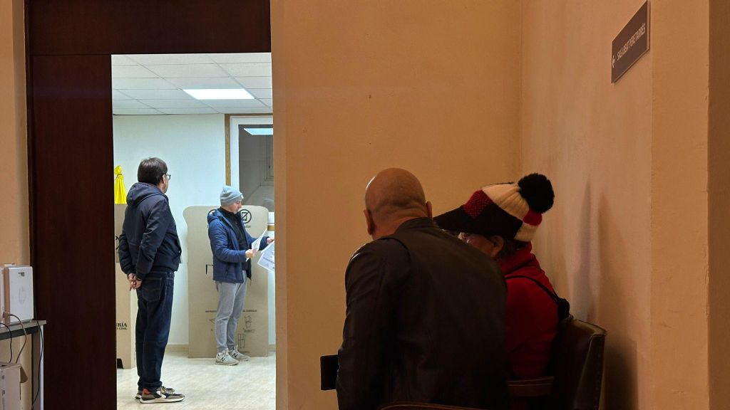 Imatge de ciutadans colombians a Barcelona votant per a les eleccions