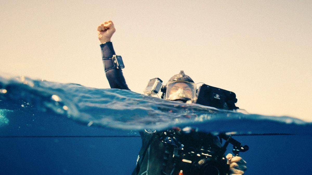 Un operador graba en el agua