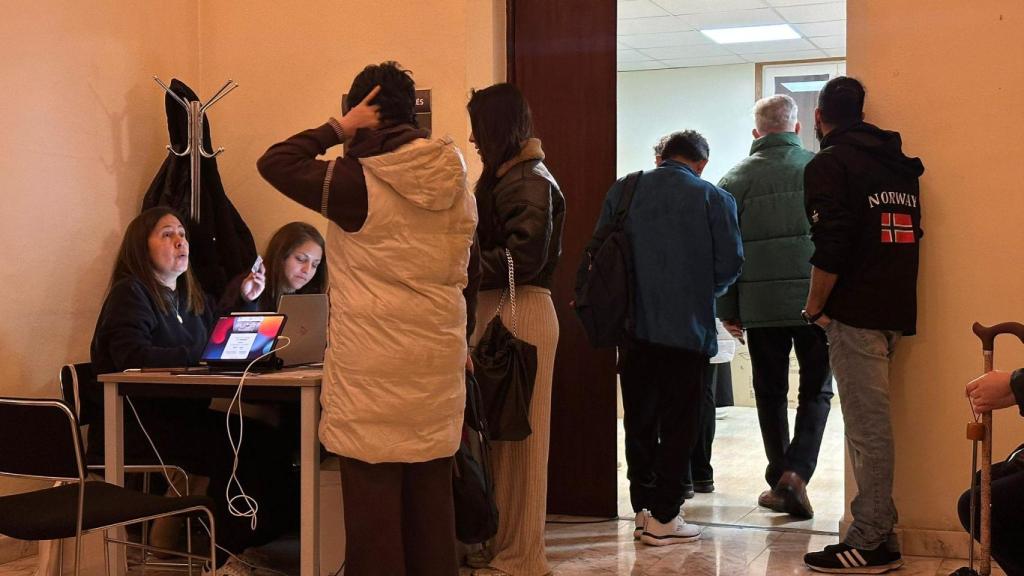 Ciudadanos colombianos votando en Barcelona para las elecciones al congreso