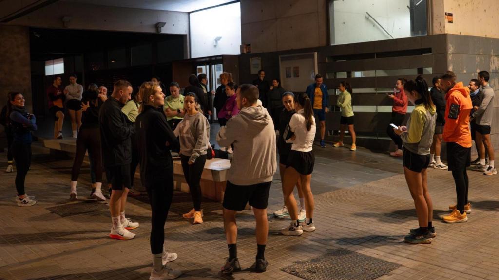 Corredores de Riu Runners antes de empezar el entrenamiento