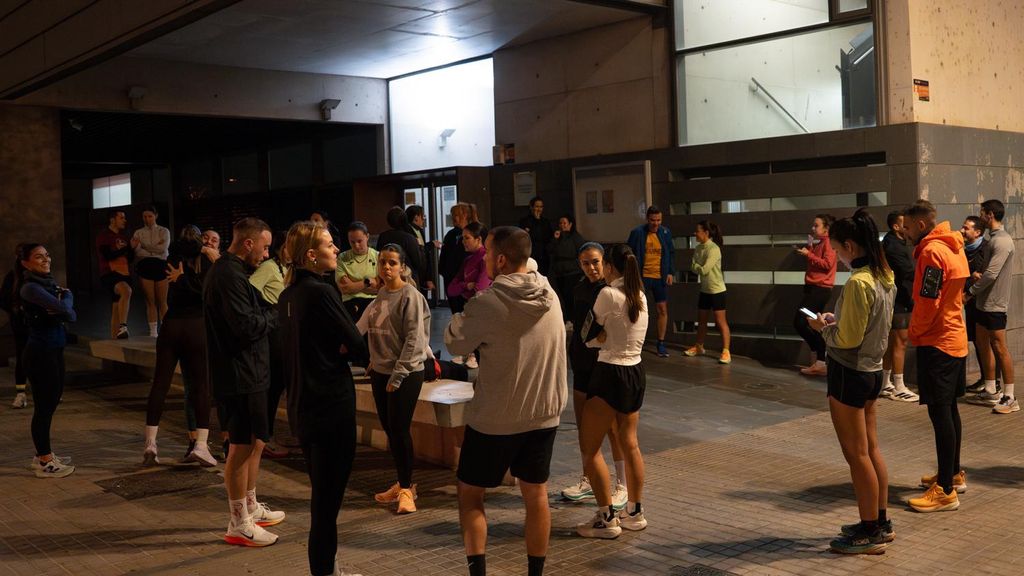 Corredors de Riu Runners abans de començar l'entrenament