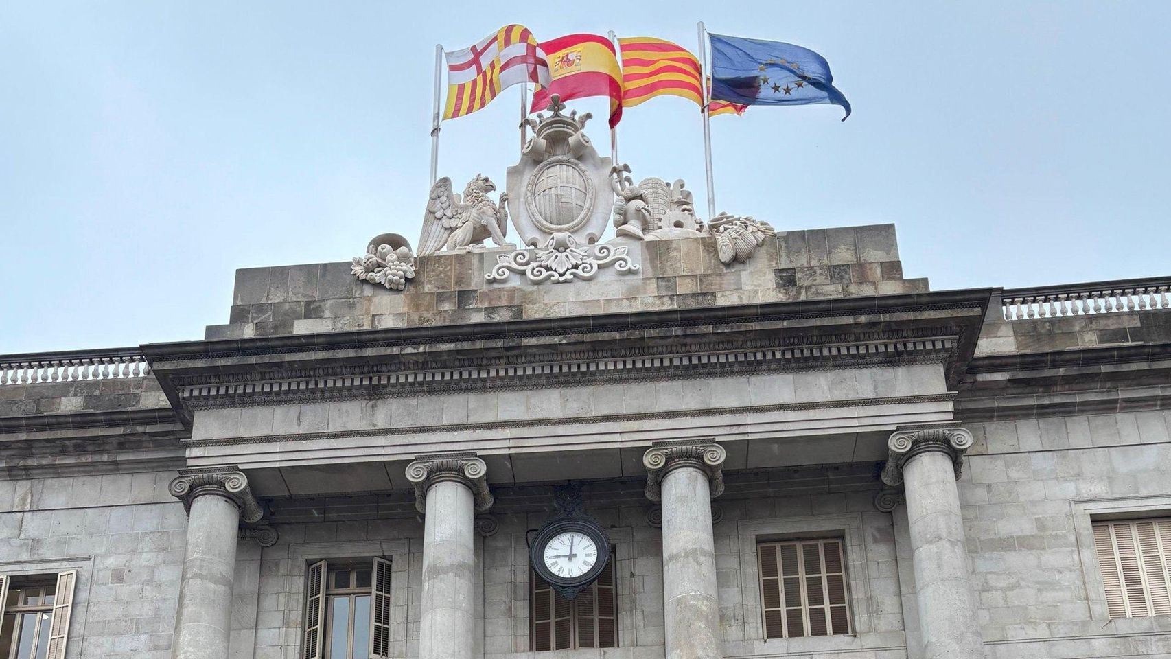 El Ayuntamiento de Barcelona despliega una lona por el 8M en su fachada