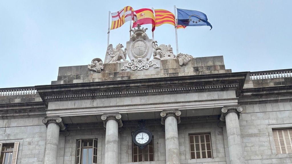El Ayuntamiento de Barcelona despliega una lona por el 8M en su fachada