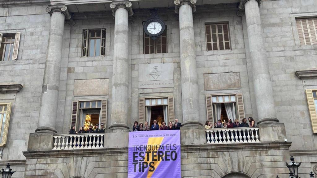 El Ayuntamiento de Barcelona despliega una lona por el 8M en su fachada