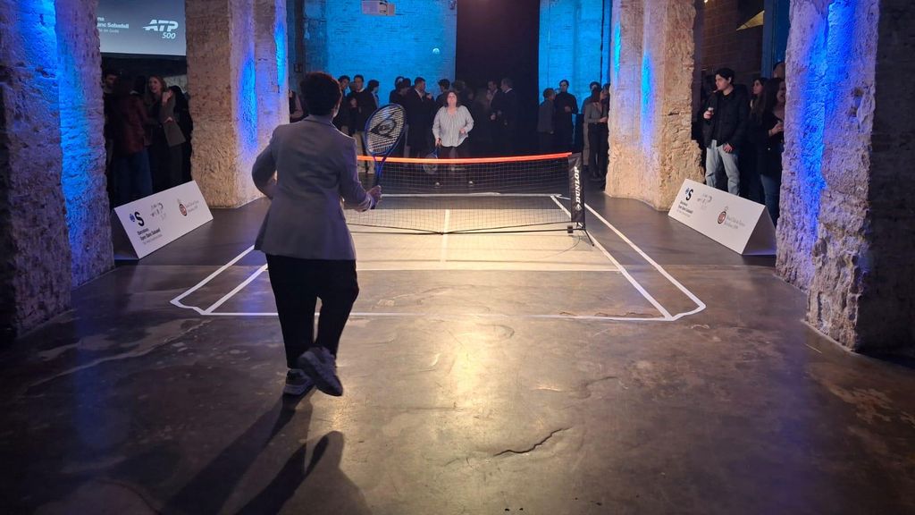 Minipista de tennis a la pre-opening party del Godó, celebrada a la Fàbrica Moritz