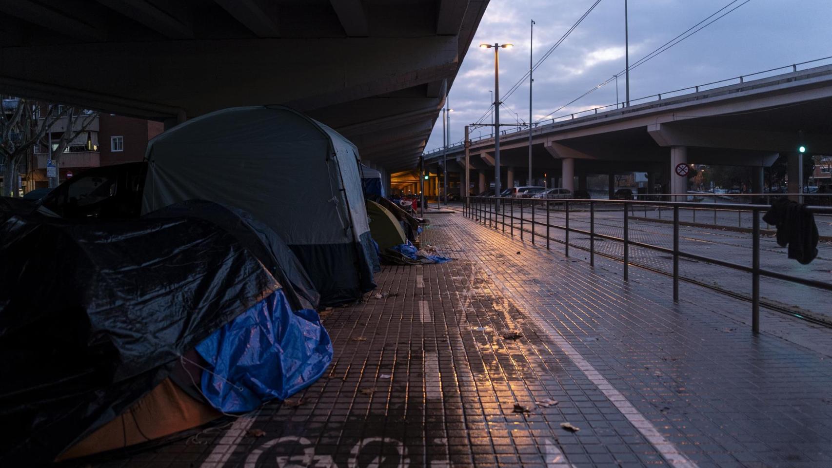 Personas desalojadas en el puente bajo la C-31, a 29 de diciembre de 2025, en Badalona