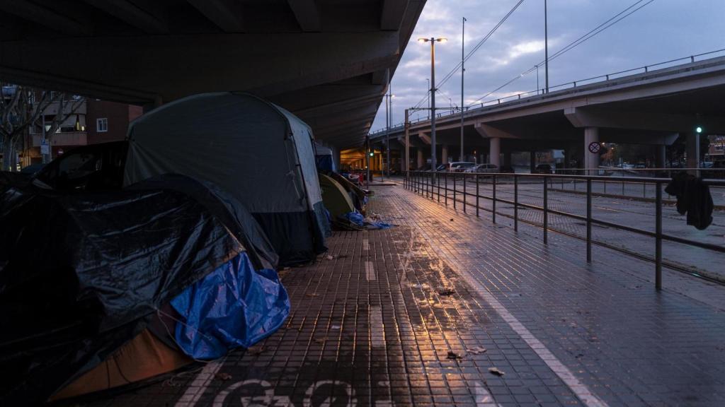 Personas desalojadas en el puente bajo la C-31, a 29 de diciembre de 2025, en Badalona
