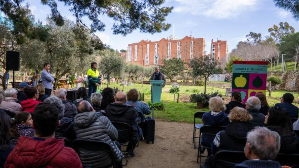 Acto de entrega de llaves de 40 nuevas parcelas de huerto urbano en Sants-Montjuïc