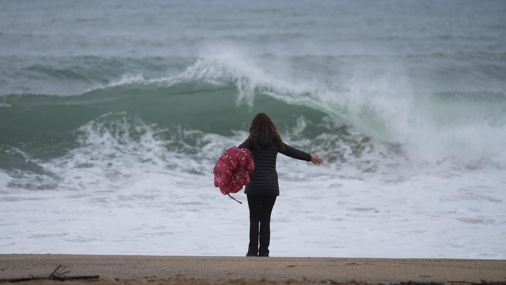 Olas en la playa de la Barceloneta