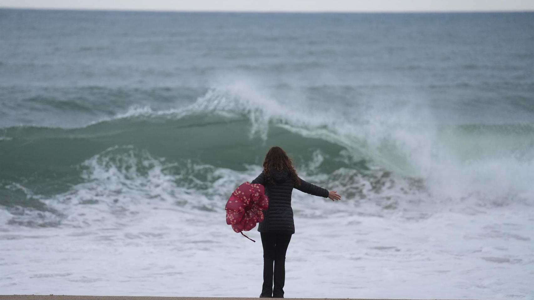 Olas en la playa de la Barceloneta
