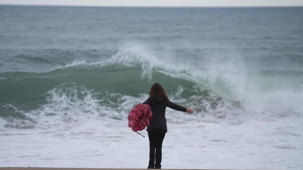 Olas en la playa de la Barceloneta