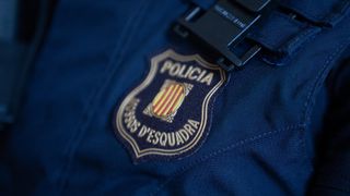 Escudo de los Mossos d'Esquadra durante el dispositivo de Mossos para el GP de F1, 30 de mayo de 2025, en Montmeló