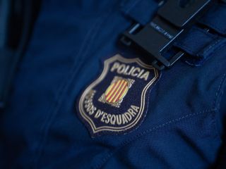 Escudo de los Mossos d'Esquadra durante el dispositivo de Mossos para el GP de F1, 30 de mayo de 2025, en Montmeló