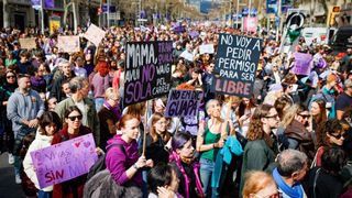 Més de 23.000 dones reivindiquen a Barcelona el feminisme davant la guerra per l'8M
