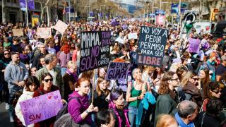 Más de 23.000 mujeres reivindican en Barcelona el feminismo frente a la guerra por el 8M